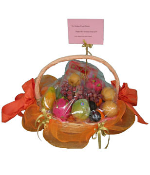 A basket of fruits for the Mid-Autumn Festival, includes red grape, golden pear,apple,one single yolk mooncake an so on. 