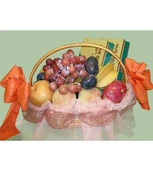 A basket of fruits for the Mid-Autumn Festival, includes red grape, golden pear,apple,two boxes of Mini mooncake an so on. 