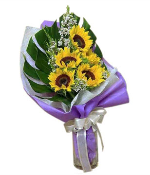 5 sunflowers Handbouquet with Monstera foliage