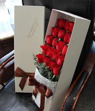 19 red roses gift box 