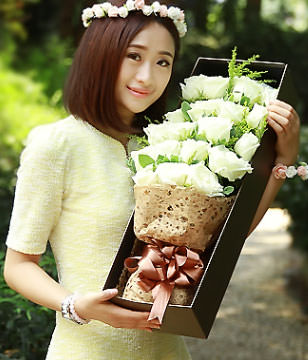 19 white roses with gift box