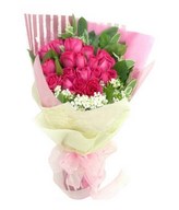 Bouquet of 18 pink roses with fillers
