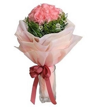 12 Pink Roses Handbouquet Specially Wrap